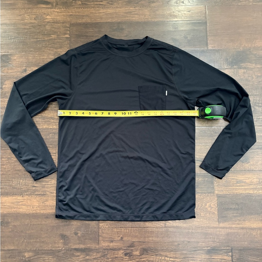 Vuori Men’s Tradewind Performance Long sleeve crew neck shirt with pocket M/L